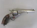 Revolver Lefaucheux, type 1858. Canon avec marquage. Plaquettes de crosse...
