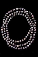 SAUTOIR formé de 125 perles de culture de Tahiti de...