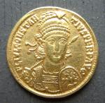 CONSTANCE II (324-361). Solidus. Antioche. Son buste casqué et cuirassé...