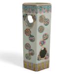 CHINE
Vase hexagonal en porcelaine à décor ajouré
H.: 28.5 cm