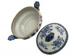 CHINE
Soupière ovale couverte en porcelaine à décor bleu blanc, agrémentée...