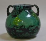 DAUM # Nancy
Vase boule en verre vert à décor d'inclusions...