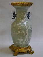 CHINE
Vase en porcelaine à glacure céladon à décor blanc d'oiseaux...