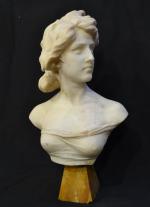 ECOLE FRANCAISE
Buste de dame
Marbre sur un socle en marbre jaune...