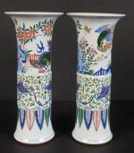 CHINE : Paire de vases de forme gu en porcelaine...