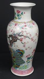 CHINE : Vase balustre en porcelaine à décor polychrome de...