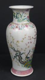 CHINE : Vase balustre en porcelaine à décor polychrome de...