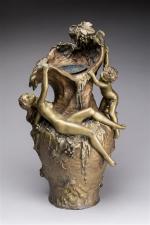 Auguste Moreau (1834-1917)
" Femme nue et enfant "
Vase à décor...