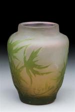 Gallé
Vase de forme bombée à col ras en verre gravé...