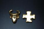 CHRISTIAN LACROIX, deux broches en métal doré : une croix...