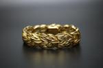 Bracelet en or jaune 750 millièmes formé de feuilles guillochées...