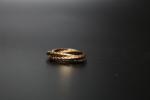 Trois anneaux liés en trois tons d'or. 6,4 g /...