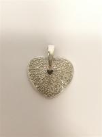PENDENTIF coeur en or gris 750/°° entièrement pavé de diamants...
