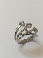 BAGUE "Coeurs" en or gris 750/°°  ornée de diamants...