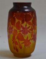 GALLE
Vase en verre multicouche à décor de fushias orangé sur...
