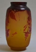 GALLE
Vase en verre multicouche à décor de fushias orangé sur...
