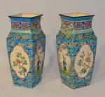 LONGWY
Paire de vases quadrangulaires à décor aux émaux polychromes représentant...