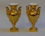 PARIS
Paire de vases en porcelaine à décor or
H.: 21.5 cm...