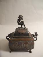 JAPON - Brûle-parfum en bronze et émaux champlevés, à décor...