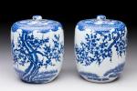 JAPON - Paire de POTS COUVERTS en porcelaine bleu blanc,...