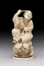 JAPON - OKIMONO en ivoire marin, représentant un personnage assis....