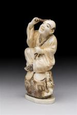 JAPON - OKIMONO en ivoire marin, représentant un personnage assis....