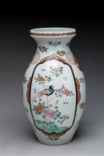 JAPON - Vase en porcelaine, à décor d'oiseaux et fleurs....