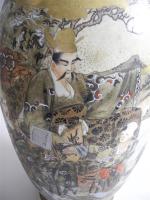 JAPON - VASE en porcelaine Satsuma à décor de guerriers....