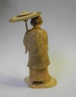 JAPON - OKIMONO  "Homme à l'ombrelle" en ivoire. Signé...