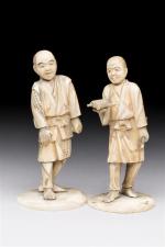 JAPON - Deux OKIMONOS en ivoire, représentant deux paysans, l'un...
