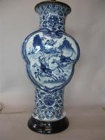 CHINE - VASE en porcelaine bleu blanc, à décor en...