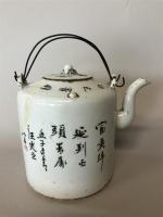 CHINE - THEIERE en porcelaine à décor d'oiseaux dans des...