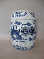 CHINE - TABOURET en porcelaine bleu blanc, à décor de...