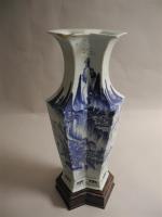 CHINE - VASE en porcelaine à décor émaillé blanc bleu...