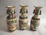 CHINE - Trois vases en porcelaine de Nankin, à décor...