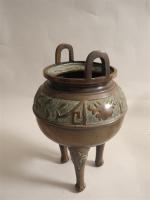 CHINE - Brûle-parfum tripode en bronze, à décor archaïsant. Vers...