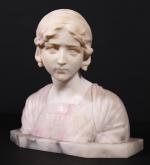 Buste de jeune fille en albâtre, vers 1900. Haut :...