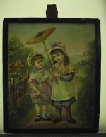 LITHOPHANIE polychrome. "Deux enfants sous une ombrelle". Plaque en porcelaine...