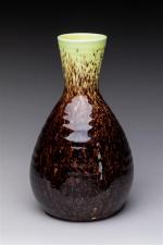 Accolay
Vase soliflore en céramique mouchetée brun et jaune. Signé. H....