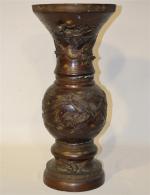 ASIE DU SUD EST
Vase en bronze à décor en relief...