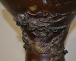 ASIE DU SUD EST
Vase en bronze à décor en relief...