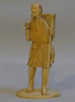 CHINE
Okimono en ivoire sculpté représentant un homme au panier
XIXème
H.: 14.5...