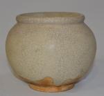 Madeleine SOUGEZ (1891-?)
Vase boule en grès vernissé à décor craquelé,...