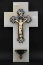 Crucifix bénitier en onyx, laiton et bronze à émaux cloisonnés...