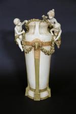 ROYAL DUX BOHEMIA : Vase en porcelaine polychrome à décor...