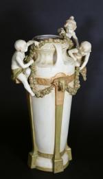 ROYAL DUX BOHEMIA : Vase en porcelaine polychrome à décor...