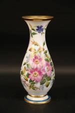 Vase balustre en opaline blanche à décor peint de fleurs,...