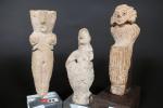 Trois statuettes en terre cuite de style Mésopotamien. Haut :...