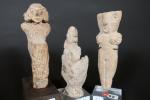 Trois statuettes en terre cuite de style Mésopotamien. Haut :...