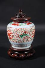 CHINE : Petit pot de forme balustre en porcelaine blanche...
